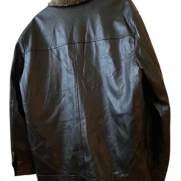 Vegan Leather jacket in black. Men’s jacket fits like an XL 🤥runs small!! - Picture 3 of 7